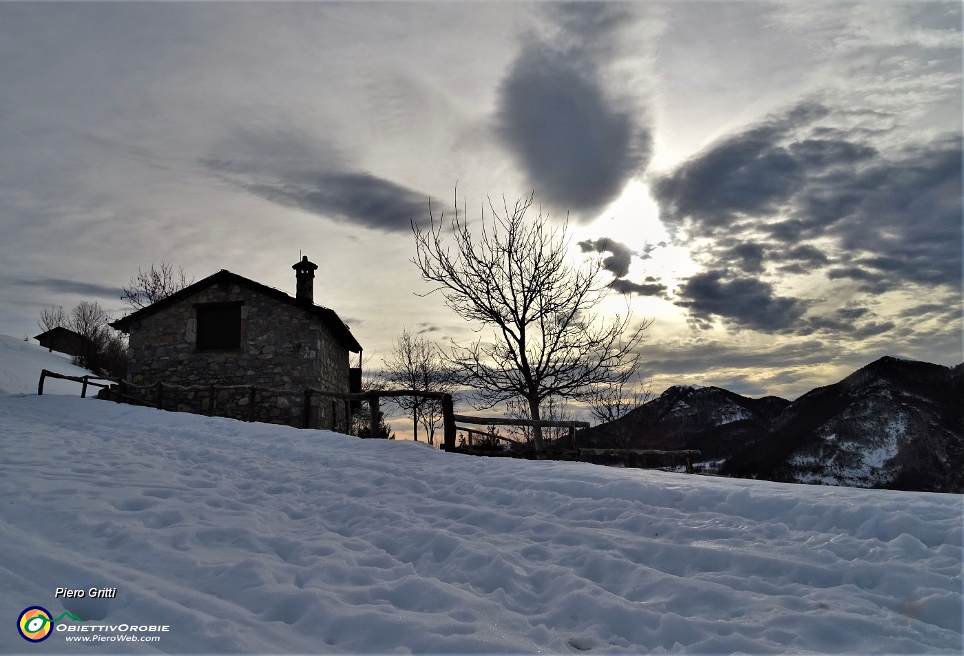 24 Oggi in cielo nubi sparse e velature estese .JPG